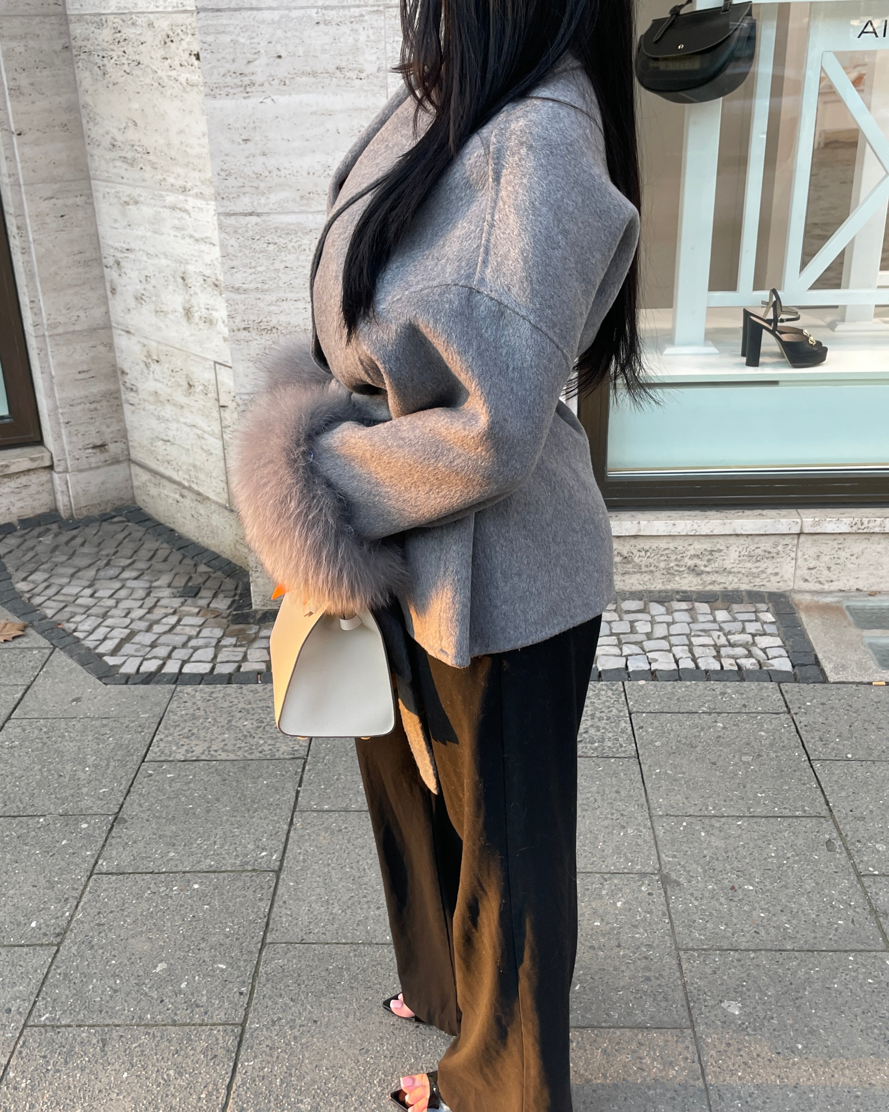 Kurzer Wollmantel mit Fellbesatz