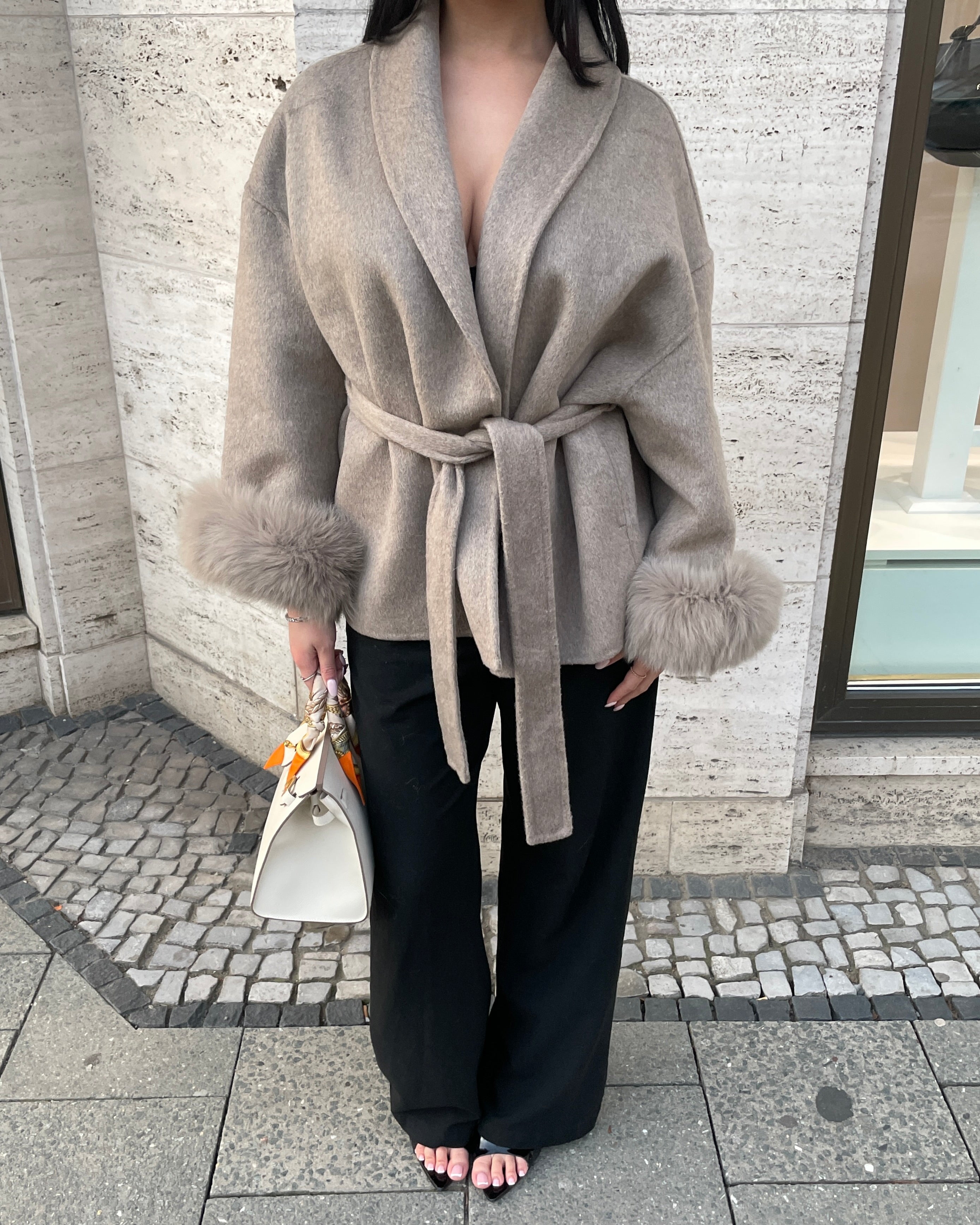 Kurzer Wollmantel mit Fellbesatz